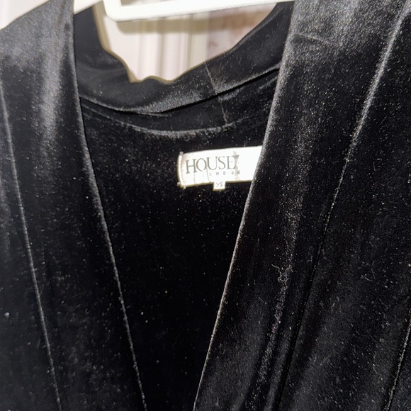 HOUSE OF CB AMBER
Black Velvet Off Shoulder Dress - Picture 17 of 17